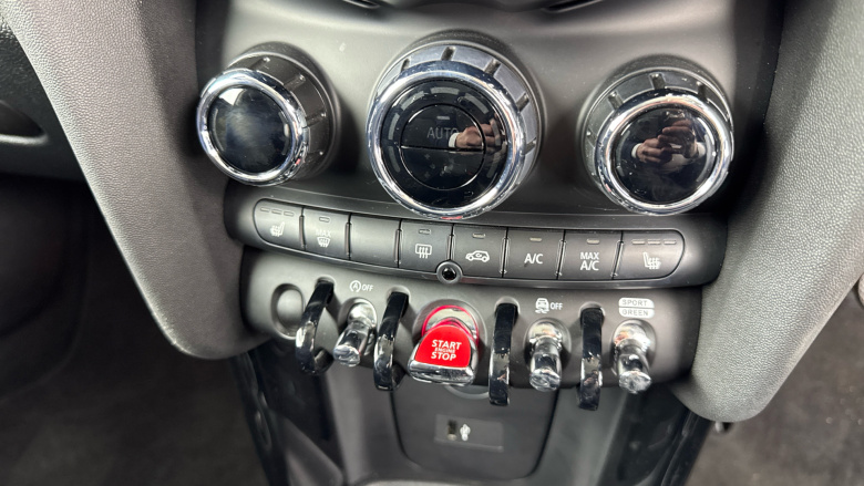 MINI Hatchback 1.5 Cooper Classic 3dr Auto [Comfort/Nav Pack] Petrol Hatchback